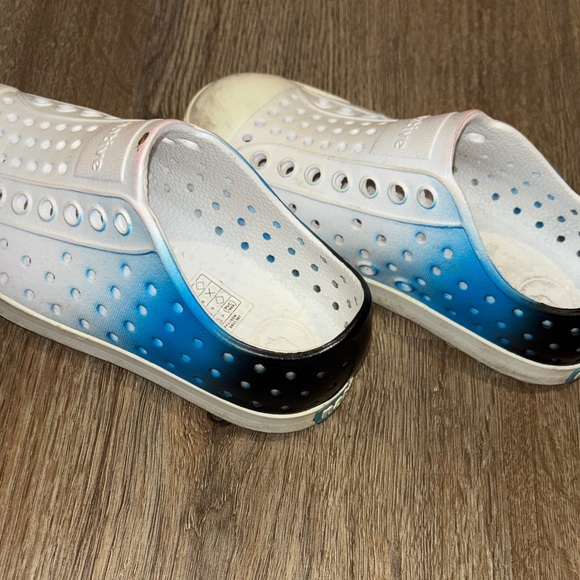 Native Kids Gradient Blue and White Water Shoes - Picture 4 of 4